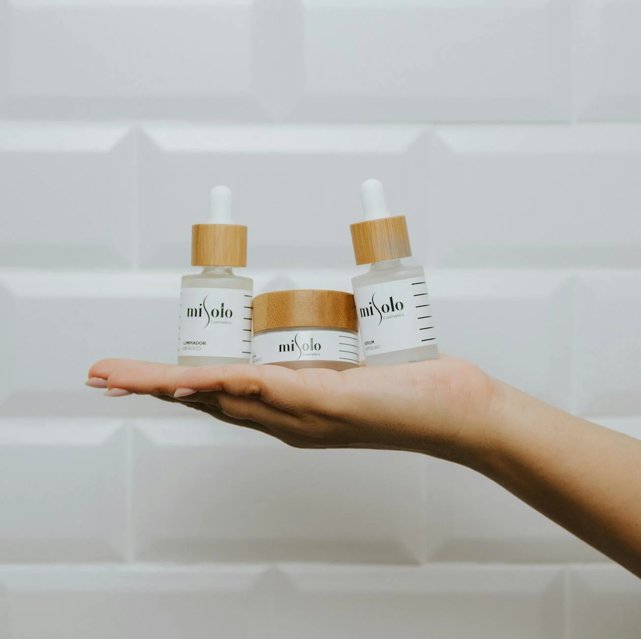 Ein elegantes Hotelbadezimmer mit hochwertigen Kiehl's Kosmetikprodukten auf dem Waschtisch, umgeben von luxuriösen Handtüchern und natürlichem Licht, das ein Gefühl von Wellness und Komfort vermittelt.