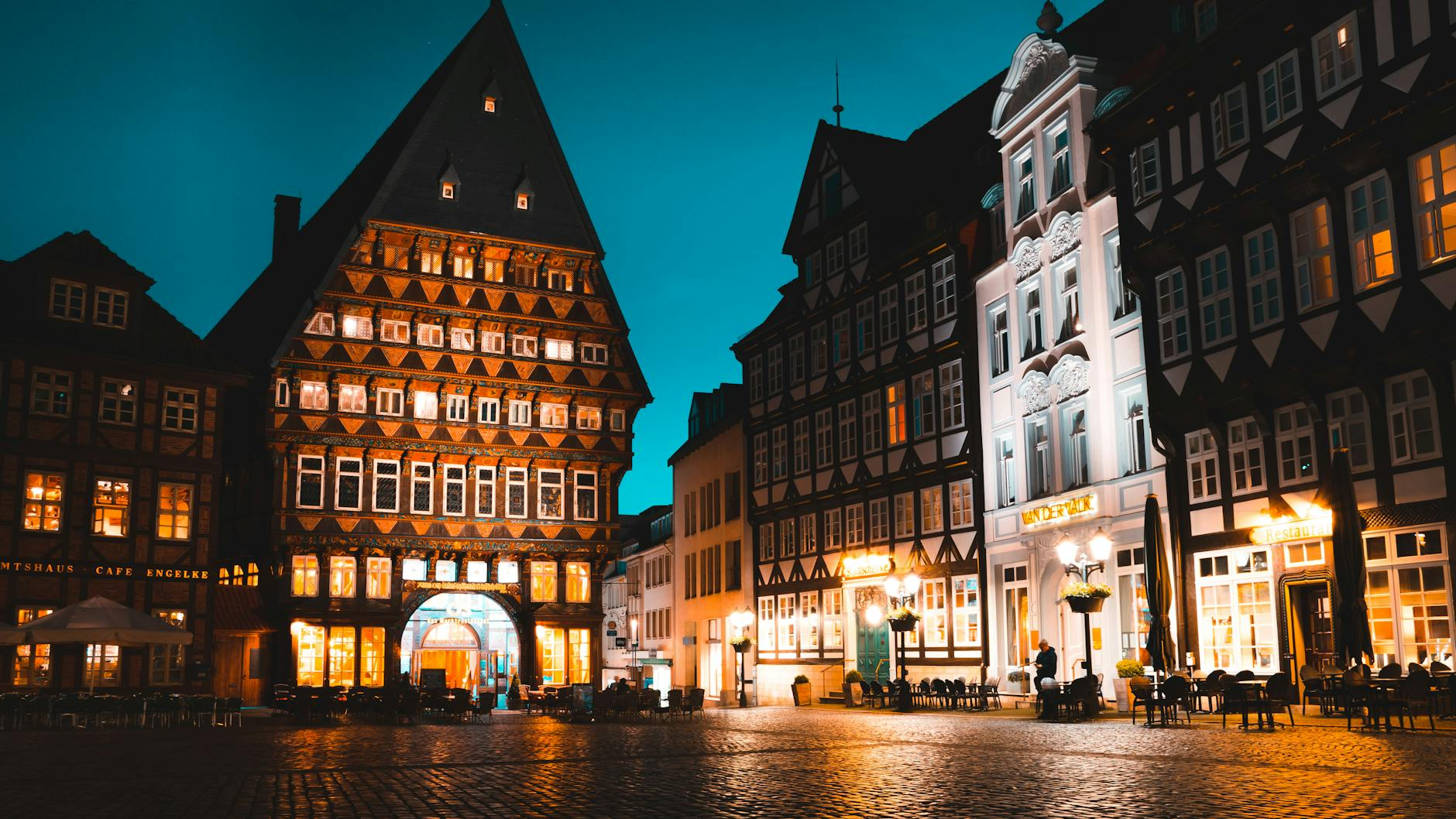 Moderne Hotelzimmer in Zürich mit Blick auf die Stadt, symbolisierend das Wachstum des Hotelmarktes durch neue Eröffnungen.