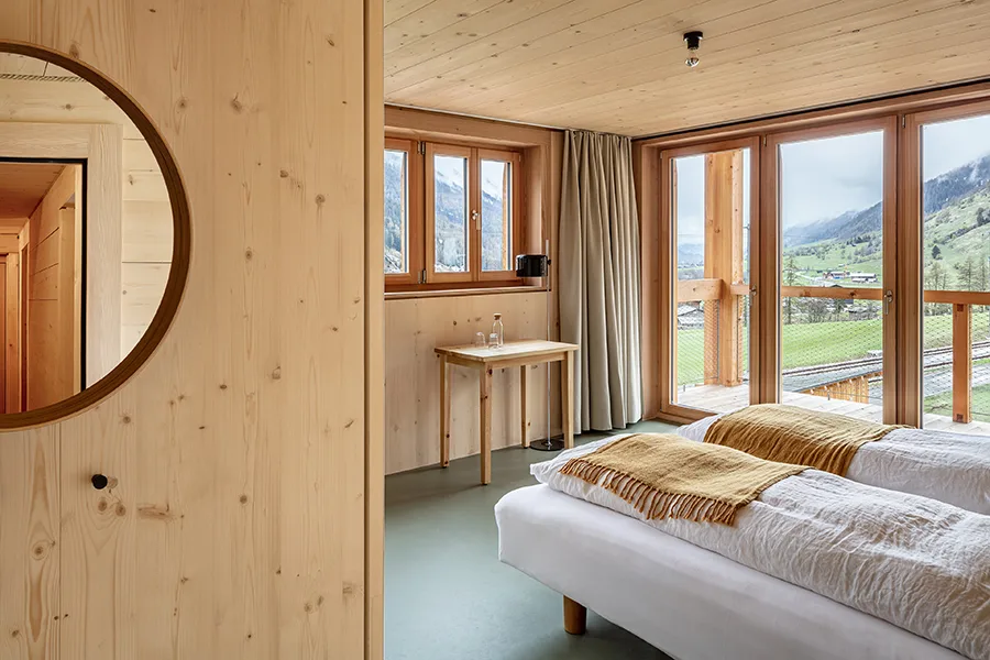 Berglodge Goms im Hochtal: modernes Holzchalet mit nachhaltiger Architektur in alpiner Berglandschaft