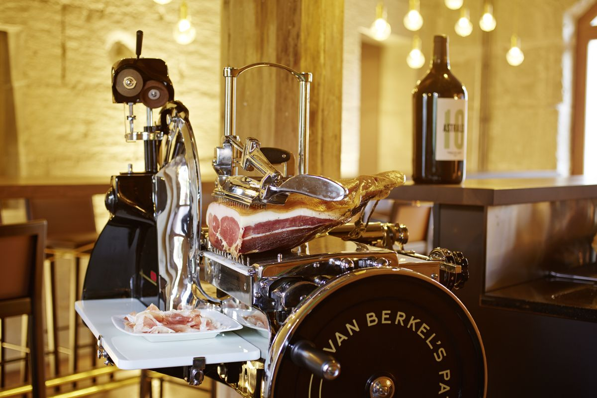 Ein elegantes Gourmet-Restaurant mit fein gedeckten Tischen, gedämpfter Beleuchtung und einem gastronomischen Ambiente, das gehobene kulinarische Erlebnisse für Hotelgäste symbolisiert.