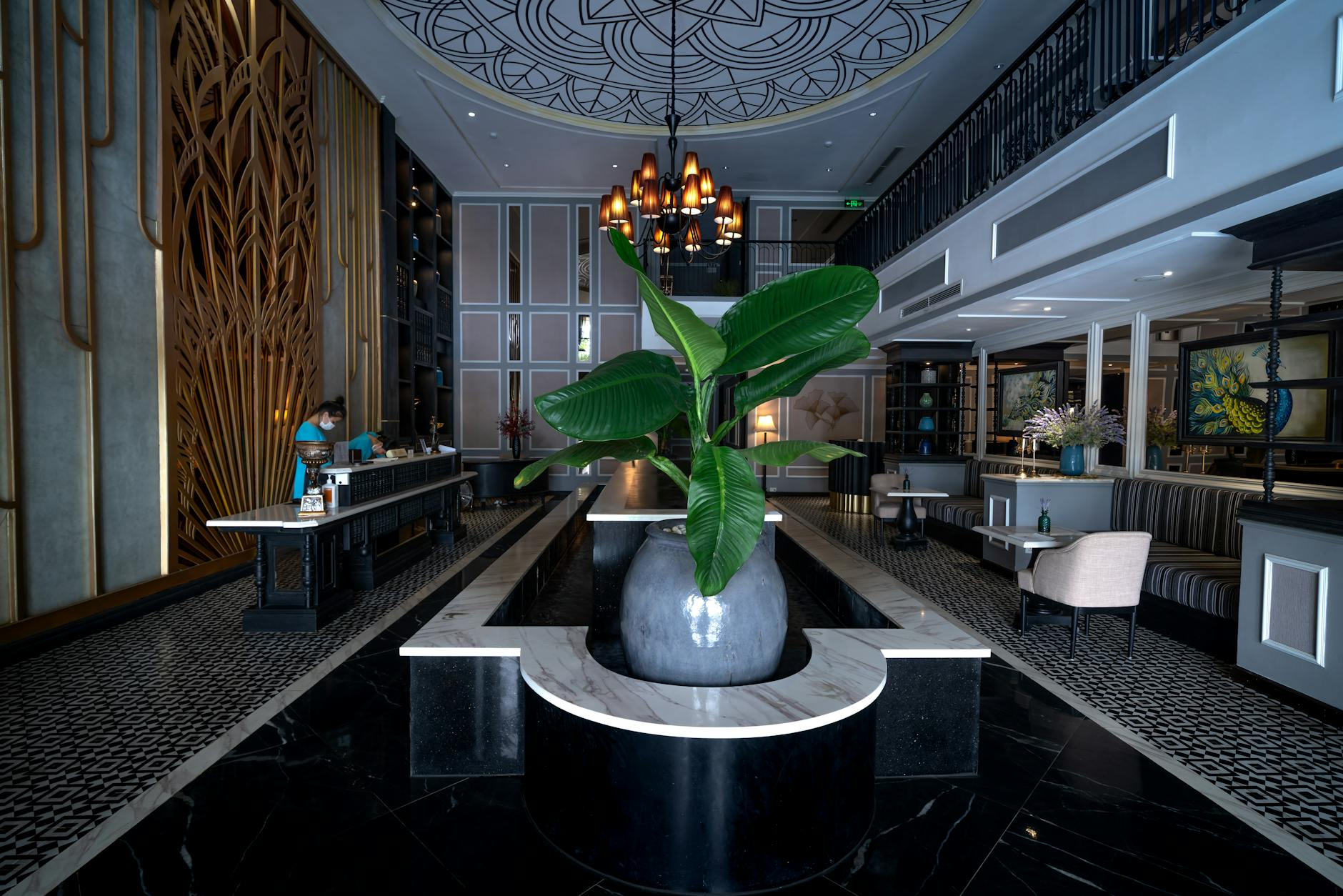 Das moderne und einladende Foyer des Ruby Claire Hotels in Genf mit zeitgemässem Design und gemütlichen Sitzgelegenheiten.