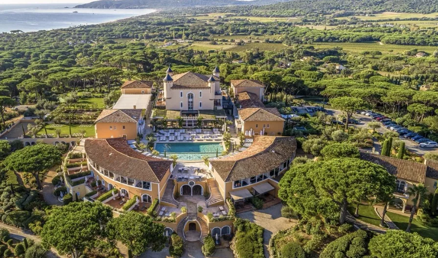 Außenansicht des Four Seasons Resort Maui in Wailea, Hawaii, mit tropischer Landschaft und Luxus-Poolbereich, das als Drehort für die Serie The White Lotus diente.