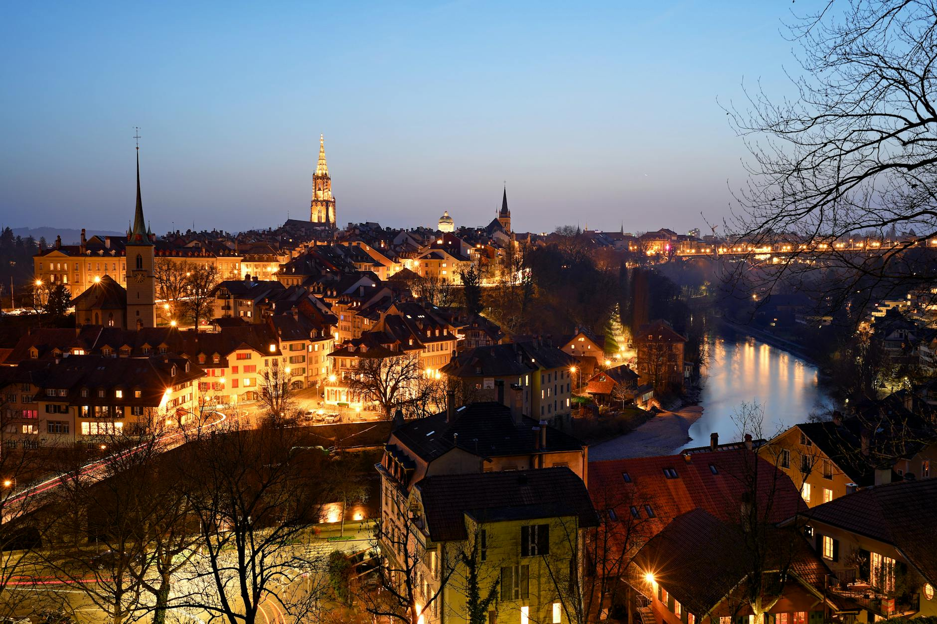 Eine Gruppe von glücklichen Reisenden und Hotelgästen in Bern, die vor historischen Gebäuden lächeln und die Auszeichnung von Bern Welcome feiern, mit einem Fokus auf hochwertige Dienstleistungen und nachhaltigen Tourismus.