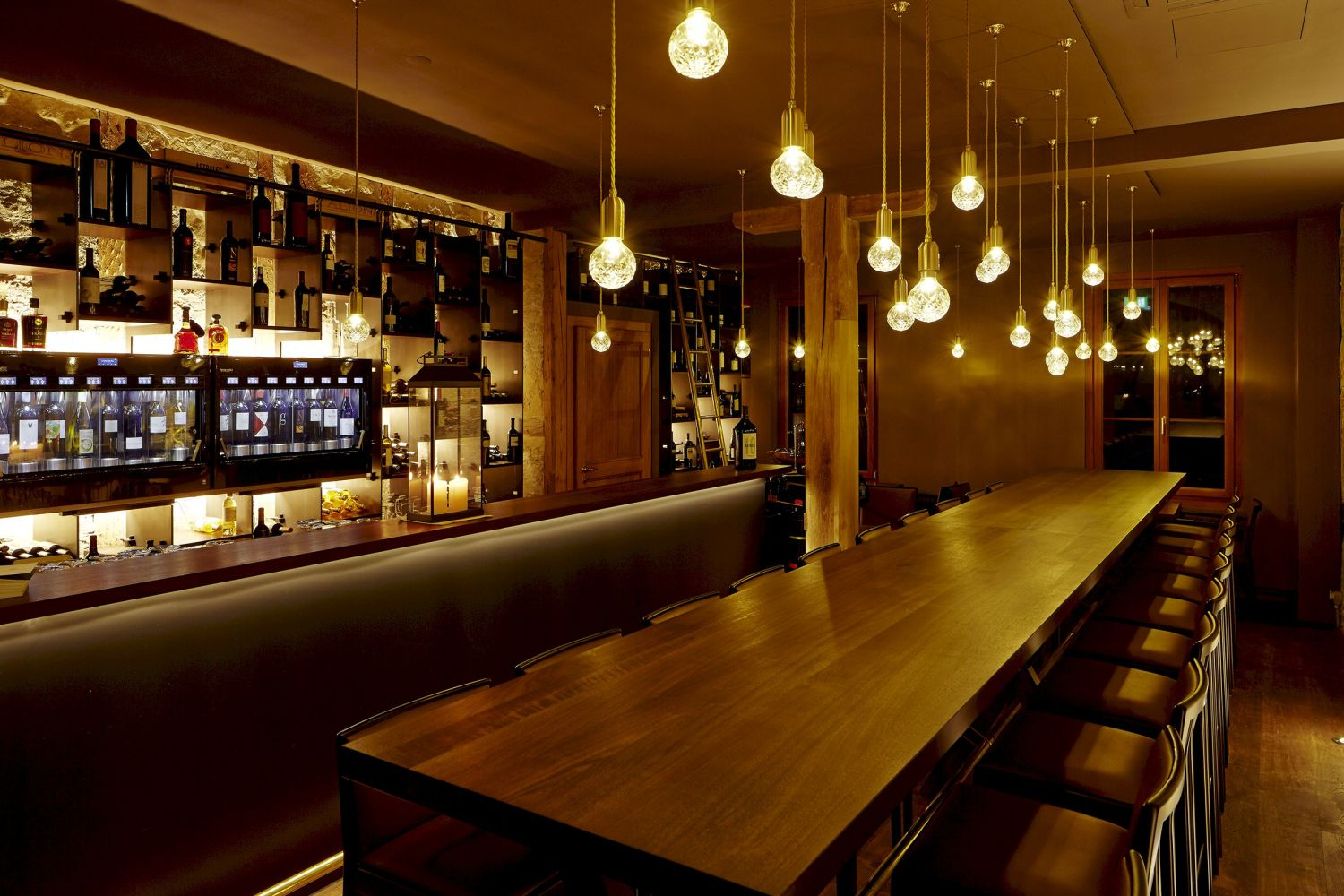 Ein elegantes Gourmet-Restaurant mit fein gedeckten Tischen, gedämpfter Beleuchtung und einem gastronomischen Ambiente, das gehobene kulinarische Erlebnisse für Hotelgäste symbolisiert.