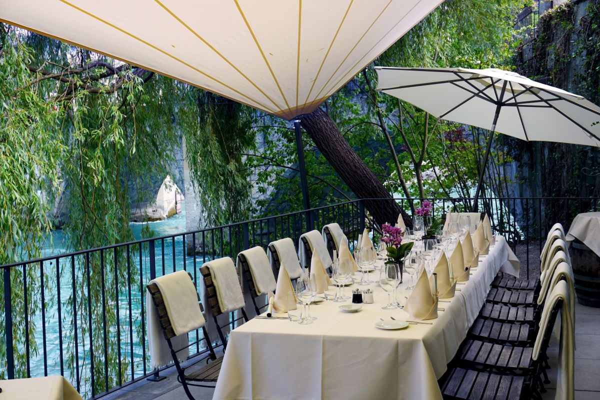 Ein elegantes Gourmet-Restaurant mit fein gedeckten Tischen, gedämpfter Beleuchtung und einem gastronomischen Ambiente, das gehobene kulinarische Erlebnisse für Hotelgäste symbolisiert.