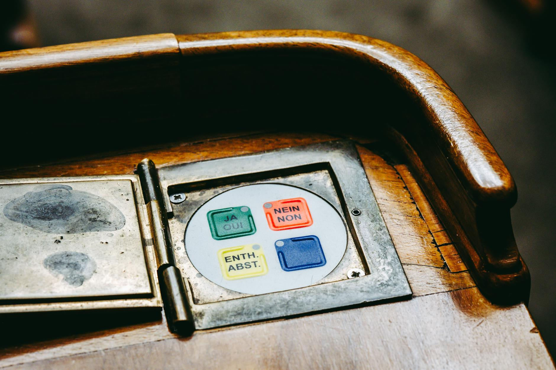 Eine Hotelangestellte nimmt ein digitales Trinkgeld an der Rezeption entgegen, während im Hintergrund ein Schweizer Parlamentsgebäude zu sehen ist – symbolisch für die Verbindung zwischen Service und Politik.