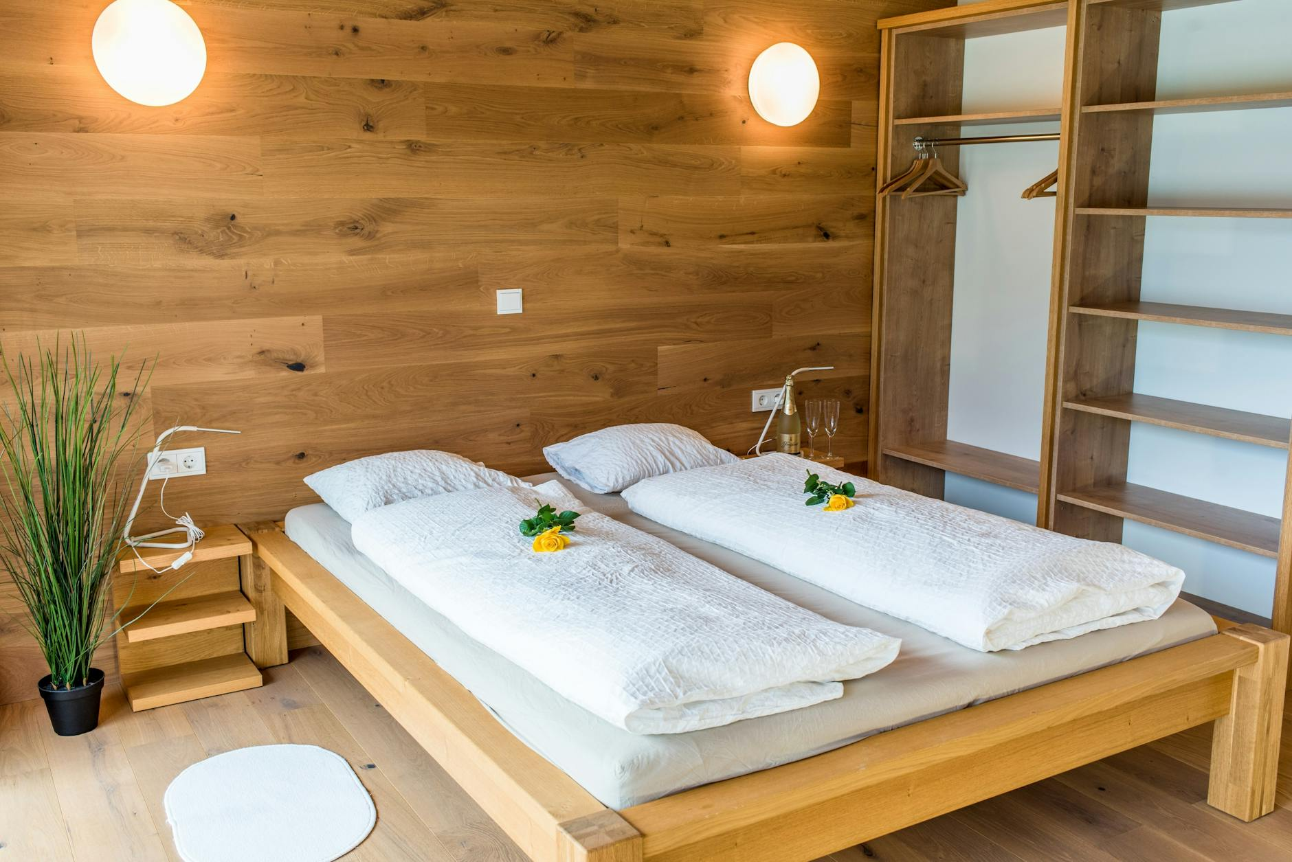 Die moderne Stoos Lodge in den Schweizer Bergen mit zeitgemässer Architektur und Panoramablick auf die umliegende Bergwelt.