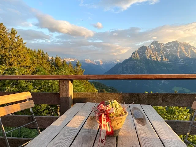 Berggasthaus Naturfreundehaus Fronalp auf 1389 m mit Alpenpanorama und Berglandschaft in der Schweiz
