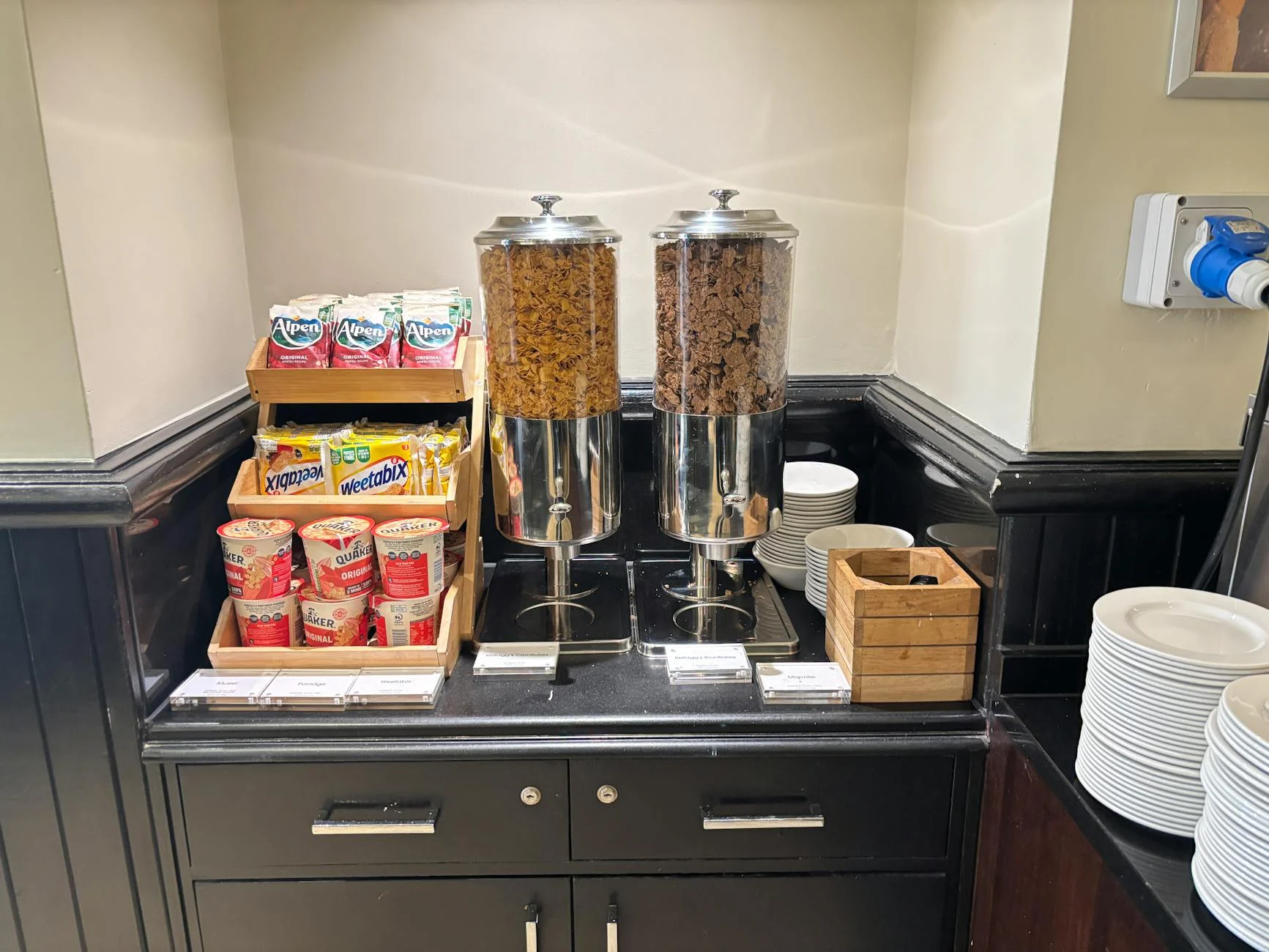 Das moderne und einladende Foyer des Ruby Claire Hotels in Genf mit zeitgemässem Design und gemütlichen Sitzgelegenheiten.