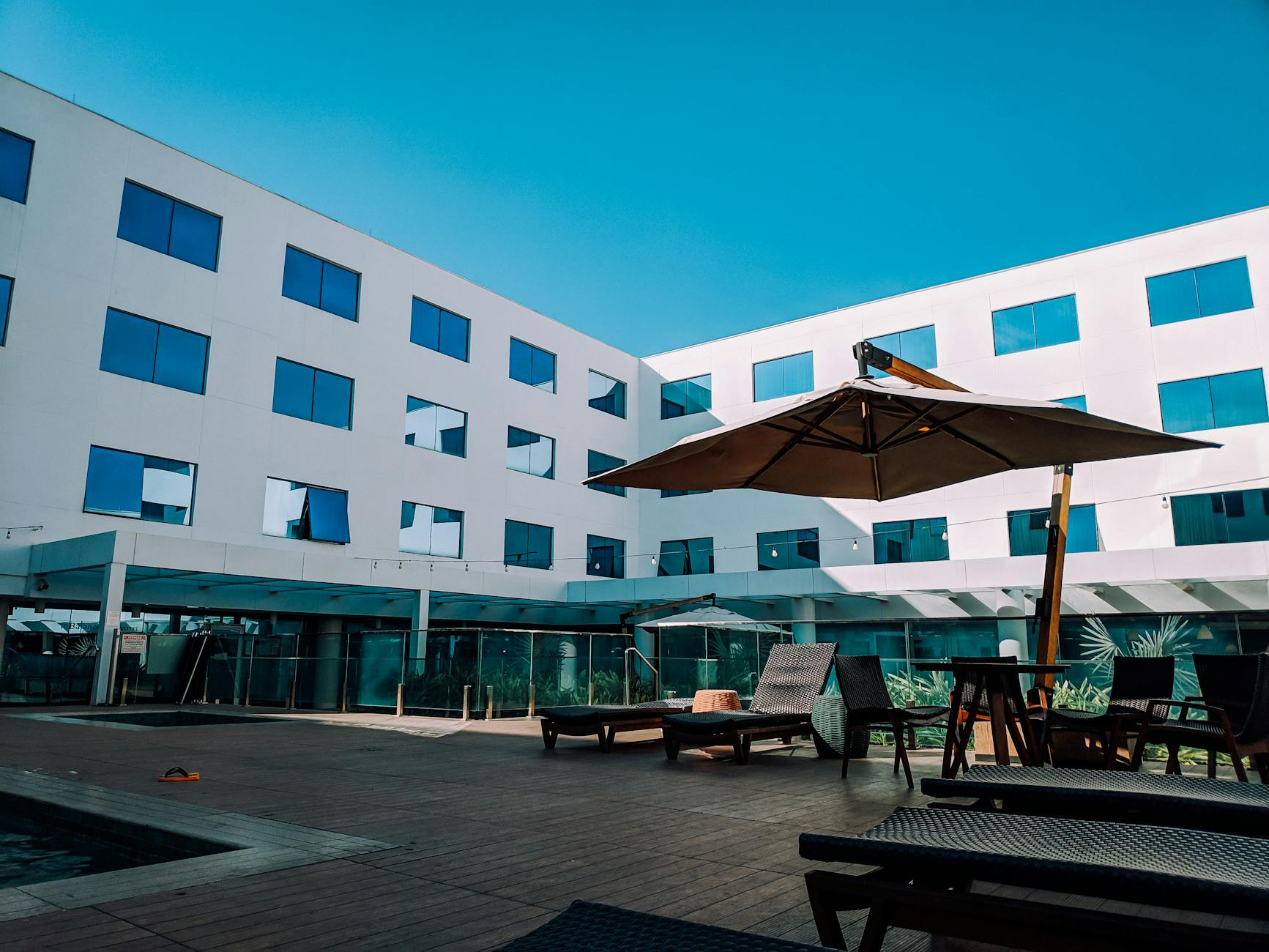 Moderne Hotelzimmer in Zürich mit Blick auf die Stadt, symbolisierend das Wachstum des Hotelmarktes durch neue Eröffnungen.