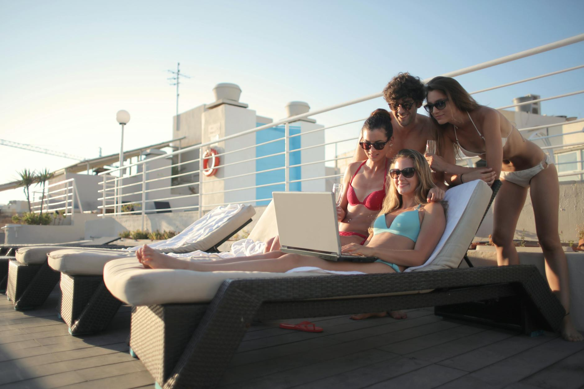 Ein Schweizer Hotelgebäude mit einem stilvollen Eingangsbereich, vor dem Hoteliers und Gäste im Gespräch stehen, symbolisiert den Konflikt zwischen traditionellem Hotelbetrieb und Online-Buchungsplattformen.