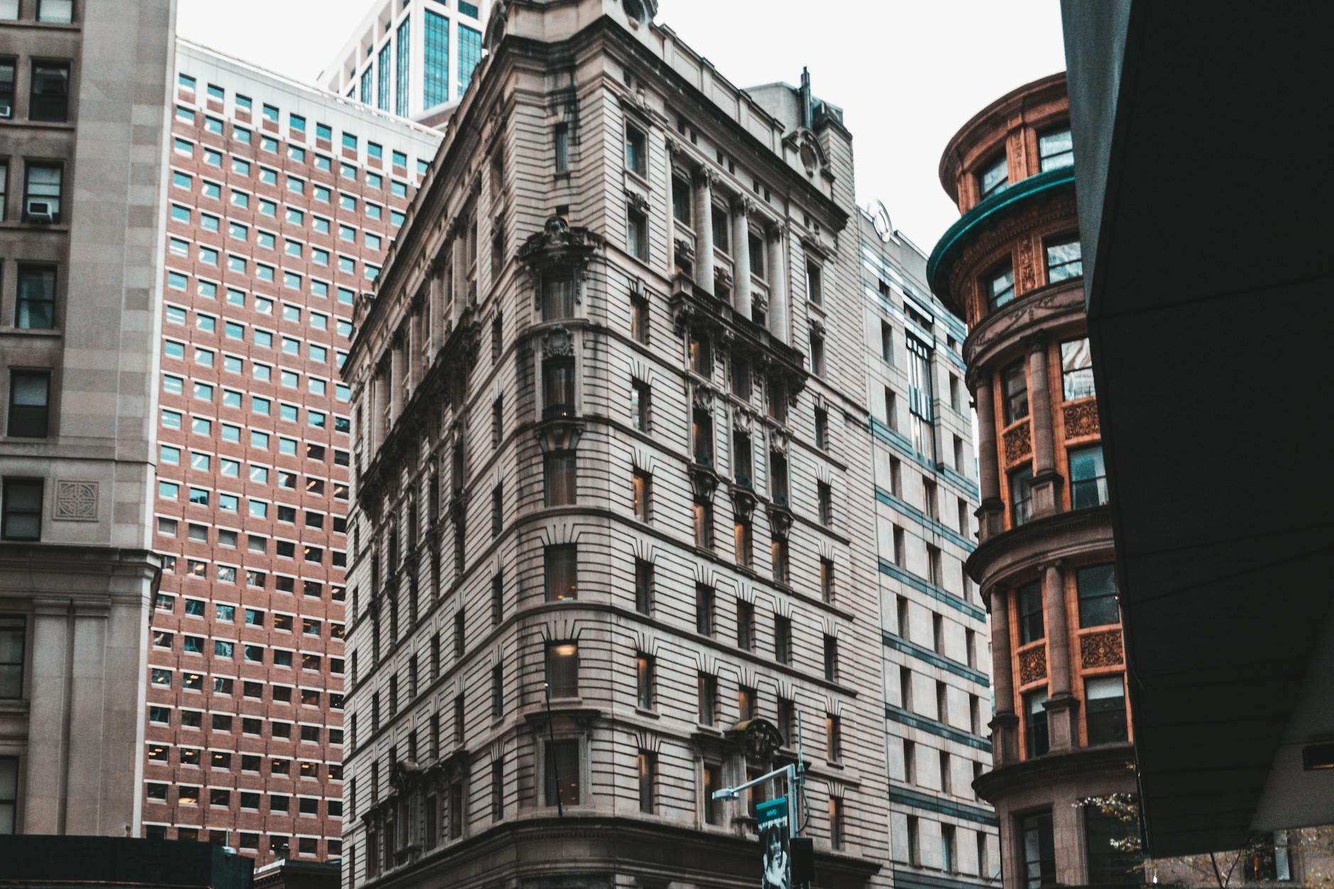 Moderne Hotelzimmer in Zürich mit Blick auf die Stadt, symbolisierend das Wachstum des Hotelmarktes durch neue Eröffnungen.