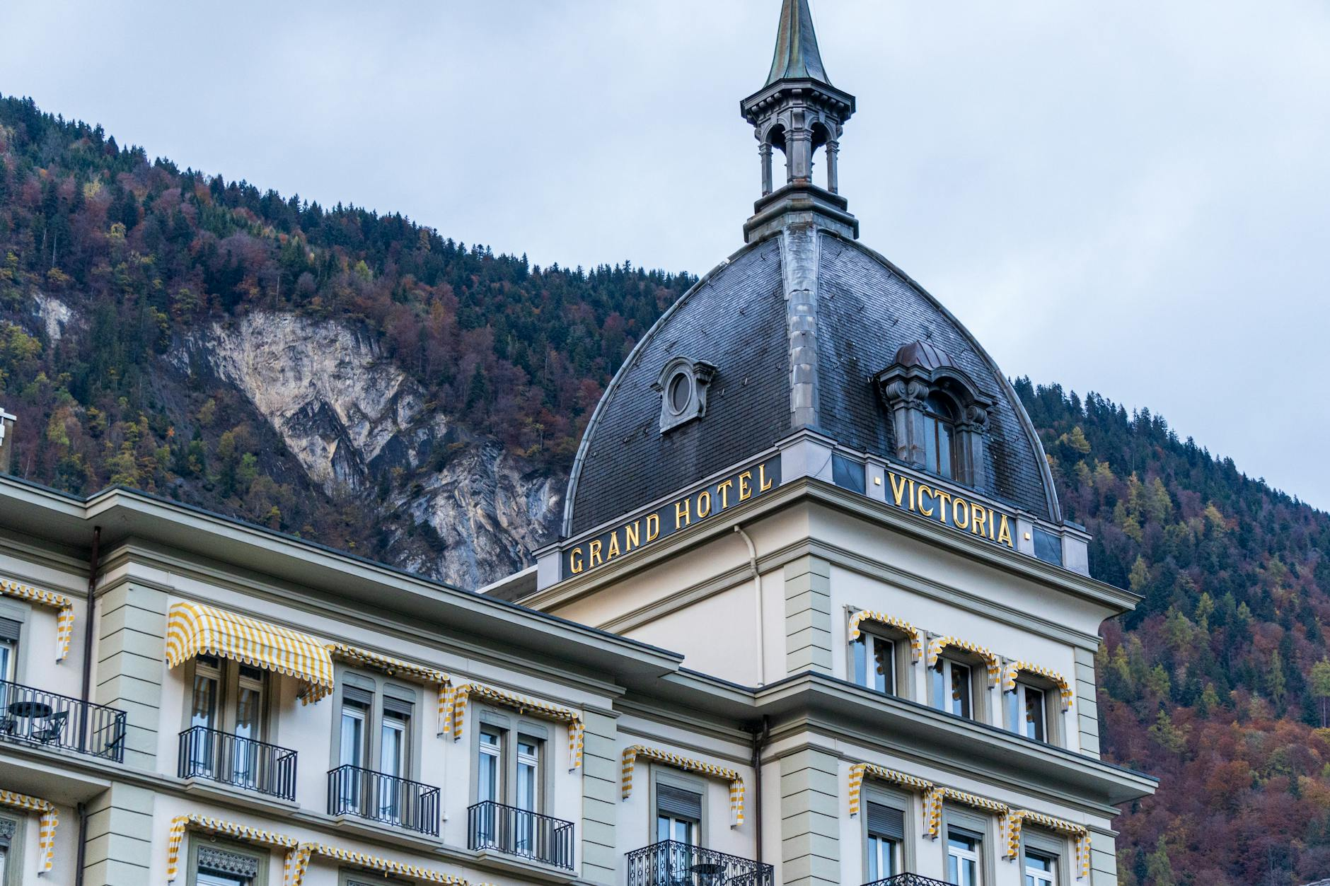 Moderner Konferenzraum in einem Schweizer Hotel mit nachhaltiger Einrichtung, flexiblen Sitzgelegenheiten und natürlichem Licht, der die Zukunft von Business Events zeigt.