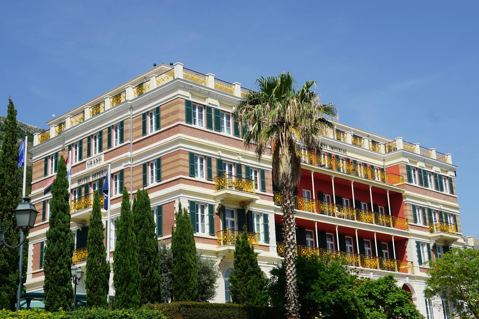 Das elegante 4-Sterne-Superior-Hotel Saratz Pontresina in den Schweizer Alpen, umgeben von majestätischen Bergen und einer gepflegten Landschaft, symbolisiert Luxus und alpine Gastfreundschaft im Enga